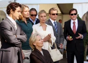 ARD GELD.MACHT.LIEBE, Folge 8, MACHTKAMPF, Deutschland 2009, Regie Christine Kabisch. Zur großen Springreiter-Qualifikation ist Markus (Roland Koch, 2.v. rechts) mit seiner Frau Sophia (Susanne Schäfer, 3.v. rechts) und seinem Sohn Frank (Johannes Zirner, rechts) erschienen. Auch Lilo (Gerlinde Locker, Mitte), Will Stern (Michael Brandner, 4.v. rechts) und Martine (Gunther Gillian, links) schauen gespannt zu.