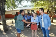 Leonie (Louise Sophie Arnold, M.) möchte nach ihrem Auslandspraktikum in Namibia bleiben. Ihr Onkel Max (Florian Silbereisen, r.) lernt den Grund dafür kennen: Tayo Balewa (Tidiane Jamayn Diallo, l.).