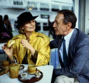 Margot Balbeck (Ruth Maria Kubitschek), die den Verleger Deichmann (Alexander Kerst) schon seit vielen Jahren zu ihrem Freundeskreis zählt, hat am Hamburger Hafen ein Treffen arrangiert, um für sie wichtige Informationen in Erfahrung zu bringen.