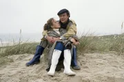 Schwester Christa (Gaby Dohm) und Klaus Brinkmann (Klausjürgen Wussow) sind sich sehr nahe gekommen. Weit weg von der Klinik, am Nordseestrand, entdecken sie ihre Gefühle.
