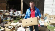 Trödelprofi Otto Schulte beim Aufbau des FlohmarktesTrĂ¶delprofi Otto Schulte beim Aufbau des Flohmarktes