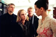Unangenehmer Besuch für Huflands Freundin Katja Weiss (Edita Malovcic, rechts) in deren Salon: Die Kommissare Franz Leitmayr (Udo Wachtveitl, links) und Ivo Batic (Miroslav Nemec) konfrontieren Katja mit Huflands Exkollegin Angelika Zabert (Jenny-Marie Muck).