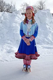 Mina wohnt mit ihren Brüdern und Eltern in Kautokeino, im hohen Norden Norwegens. Hier trägt sie die traditionelle Sami-Tracht.