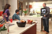 v.li.: Gloria Delgado (Sofía Vergara), Manny Delgado (Rico Rodriguez), Jay Pritchett (Ed O'Neill).