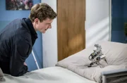 Oskar Sonnenfeld (Paul Hofmann Wellenhof) wird von seinem Roboterhund "Herrn Bellmann" seelisch unterstützt.