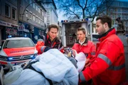 Dr. Haase (Fabian Harloff, l.) versorgt die schwere Kopfverletzung von Henning Voss (Thomas Bastkowski).
