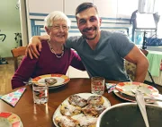 Oma Herta Klaudat und ihr Enkel Sebastian Klaudat.