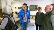 Trödelexperte Mauro Corradino mit Heiderose (li.), Giovanni (re.) und deren Tochter Giulia.