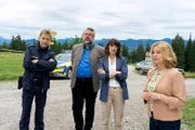 Sichtlich betroffen berichtet Marie Hofer den Kommissaren, wie sie den Toten aufgefunden hat.