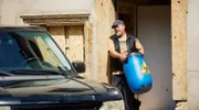 Freddy Bönisch schleppt ein sogenanntes Überfaß zu seinem Wagen.
