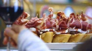 Pintxos sind kleine Portionen lokaler Köstlichkeiten und werden meistens aufgespießt auf Brot am Holzstäbchen serviert.