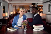 Friedemann (Alexander Prince Osei) wundert sich über die Reaktionen der Passagiere an Bord, wenn sie seine neue Bekanntschaft Paulina (Caro Daur) sehen. Wer ist sie?