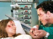 Nach dem Verkehrsunfall kann Elena Wegner (Sarah Berg) ihre Liebe zu Ben Kramer (Patrick Wolff) vor ihrer Mutter nicht länger geheim halten...