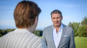Theo (Lukas Leibe, l.) schöpft Hoffnung, dass Christoph (Dieter Bach, r.) die Abmahnung nach ihrer Annäherung zurücknehmen wird.