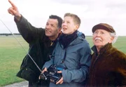 Roland (Thomas Rühmann) und Friedrich (Fred Delmare) haben sich von Jakob (Karsten Kühn) überreden lassen, das Modellflugzeug zu steuern.