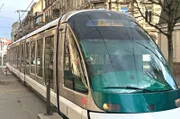 Eine Eurotram Niederflurstraßenbahn von Bombardier, wie sie in Straßburg seit 1994 im Einsatz ist.