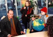 Familie Leipold (Dagmar Sitte, 2.v.l., Nadja Scheibe, Robin Issa) möchte seit Jahren endlich wieder zusammen ans Meer fahren.
