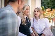 Yvonne (Tanja Lanäus, M.) wird durch Josie (Lena Conzendorf, r.) abgehalten, Erik (Sven Waasner, l.) den Seitensprung zu beichten.
