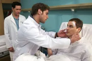 Dr. Philipp Brentano (Thomas Koch, links) hat gerade seine Untersuchung bei Jens Kästner (Felix Kramer, rechts) abgeschlossen, als Niklas Ahrend (Roy Peter Link) ins Zimmer kommt. Der neue Arzt soll Dr. Brentano eigentlich nur hospitieren, doch er kann seine Finger nicht von den Patienten lassen.