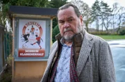 Gerd Schmadalla (Markus John) ist verärgert als ihn Marie und Jenny nach einem geheimen Gespräch mit Star-Spieler Magic Max zur Rede stellen.