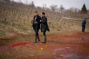 l-r: Luke Kleintank als Special Agent Scott Forrester und Vinessa Vidotto als Special Agent Cameron Vo.