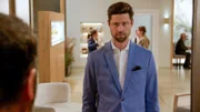 Mos (Yunus Cumartpay) Firma aus Florenz checkt für ein Seminar im Drei Könige ein. Julius (Jan Stapelfeldt) versucht professionell mit der Situation umzugehen.