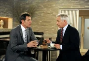 ARD ROTE ROSEN FOLGE 1050, Thomas (Gerry Hungbauer, r.) versichert Gunter (Hermann Toelcke, l.), dass er Anne gegenüber so tun wird, als hätte es den Kuss nie gegeben.