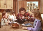 Mr. Edwards (Victor French) passt auf die drei Mädchen Laura (Melissa Gilbert), Carrie (Lindsay Sidney Greenbush) und Mary (Melissa Sue Anderson) auf.