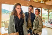 Die Leiche eines Fußballers wird in einem Swimmingpool gefunden. Daniela Mantl (Fanny Krausz, l.), die Frau des Fußballers, ist nicht ganz astrein und stellt sich als knallharte Managerin und Spielerfrau heraus.
