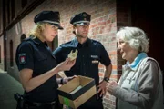 Melanie (Sanna Englund, l.) und Mattes (Matthias Schloo) können Frau Klingers (Marie Anne Fliegel, r.) Vorwurf entkräften.