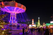 Der Westen in Weihnachtsstimmung - überall locken die Weihnachtsmärkte, blinkt Weihnachtsdeko. Spannung... Vorfreude... und die Lokalzeit live ist mittendrin, auf dem Cranger Weihnachtszauber (Foto) in Herne. Mit einem ganzen Rucksack voller Geschichten. Bewegend, spannend, spektakulär. Die große Herausforderung: Auf dem Rathausplatz in Recklinghausen wollen wir einen neuen Weihnachts-Weltrekord aufstellen. Jeder kann dabei mitmachen.