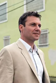 Der gewissenlose, ehemalige MI-6-Agent Mason Gilroy hat sich als freischaffender Spion selbstständig gemacht.