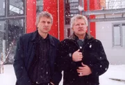 Die beiden Kriminalhauptkommissare Franz Leitmayr (Udo Wachtveitl, links) und Ivo Batic (Miroslav Nemec) fahren alle Porsche-Cayenne-Besitzer ab und suchen nach dem Mörder.