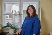 Eva Mattes im Portrait vor dem Fenster.
