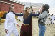Kara alias Supergirl (Melissa Benoist); Bobbi Miller (Tedra Rogers)