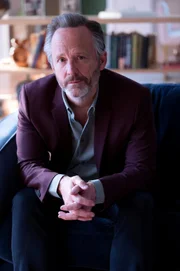 John Benjamin Hickey als Colin.