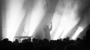 Auf der Bühne wird die Sängerin Dillon zum Schattenspiel. So fühlt sie sich am wohlsten. Und vor dem Konzert beruhigt sie ihre Nerven mit brasilianischem Babyöl.