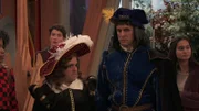 Vorne, l-r: Charlotte Page (Riele Downs), Schwoz (Michael D. Cohen), Captain Man / Ray Manchester (Cooper Barnes)