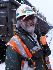 Lynn "Animal" Reitz kämpft gegen widrige Wetterbedingungen und schwieriges Terrain, um die kritische 500 Meilen lange Eisenbahn Alaskas am Laufen zu halten.