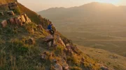 Ash Dykes ruht sich auf den Felsen der großen Mauer in Pingdingshan City aus
