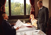 ARD GELD.MACHT.LIEBE, Folge 8, MACHTKAMPF. Markus (Roland Koch, links) und seine Nichte Ariane (Anna Bertheau) treffen im Restaurant unvermittelt auf den Erzfeind Alexander Blessmann (Peter Kremer).