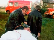 Der aus dem Brunnenschacht gerettete Peter (Rainer Basedow, liegend) wird zum Notarztwagen 7 getragen.