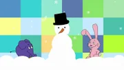 Hase und Elefant haben einen Schneemann gebaut.