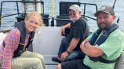 Tierreporterin Nina, Fischereibiologe Matthias und Fischer Michael warten auf den Hundshai. Ob er anbeißt?