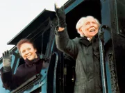 Charlotte (Ursula Karusseit) wusste lange nicht, was sie ihrem Mann Friedrich (Fred Delmare) zum Geburtstag schenken soll.