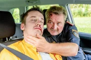 Die Ermittlungen werden durch einen Autounfall von Kroisleitner (Ferry Öllinger, r.) und seinem Sohn Tobias (Felix Kreutzer, l.) erschüttert, der noch schwere Folgen nach sich ziehen wird. Kroisi scheint nur ein paar Blessuren zu haben, doch Tobias hat es schlimmer getroffen.