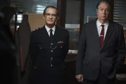Chief Superintendent Bright (Anton Lesser, l.) und DI Fred Thursday (Roger Allam, r.) haben etwas mitzuteilen.