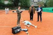 Pathologin Atay (Sevda Polat) schildert den Kommissaren Stadler (Dieter Fischer) und Hansen (Igor Jefti), dass das Opfer Brigitta Roth mit einem Tennisschläger von hinten erschlagen wurde.