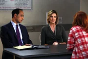 Haben Karl Moseman (Philip Hernandez, l.) und Margot Preston (Brenda Strong, M.) etwas mit dem Tod an einer jungen Frau zu tun? Laura (Debra Messing, r.) versucht auf ihre ganz eigene Art und Weise dies herauszufinden ...