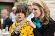 Als Lili (Sarah Bogen, li.) angesichts Sujis Ausnahmetalent am Piano klar wird, wie untalentiert sie zu sein scheint, verliert sie die Nerven. Rechts Eva Wagner (Claudelle Deckert).